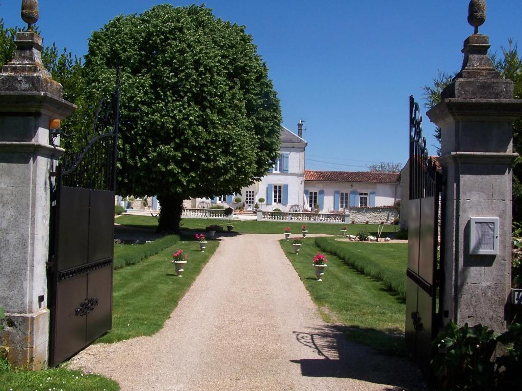 Maison d'hôtes Le Four à Pain 1, rue du Bourg - village de Courcelles, 17400 Saint-Jean-dʼAngély