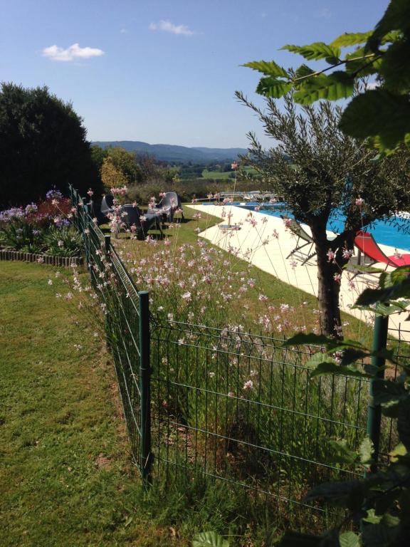 Maison de vacances Le gîte du mas avec piscine le mas guillard 10, 23400 Bourganeuf