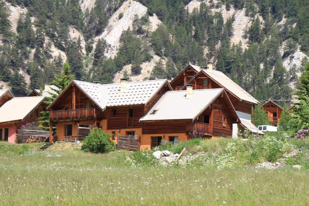 Chalet Le Gouroùn Hameau des Chazals Nevache Hautes Alpes les chazals chalet le gouroun, 05100 Névache