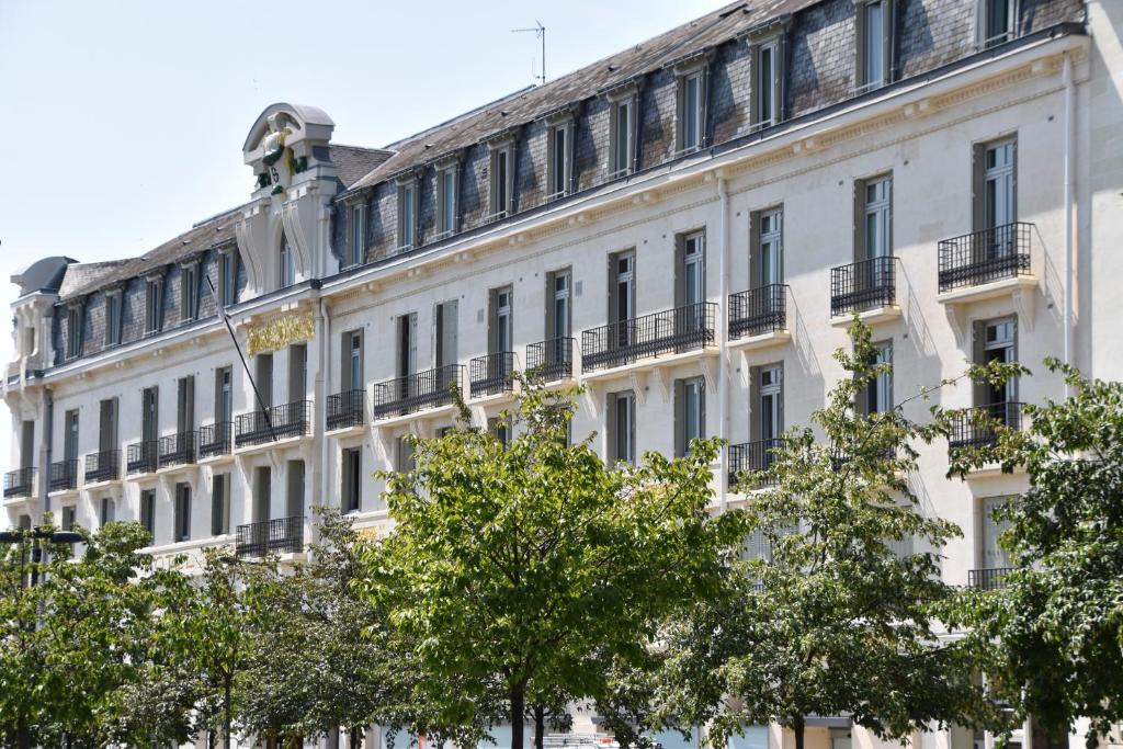 Hôtel Le Grand Hotel 9 place du General Leclerc, 37000 Tours