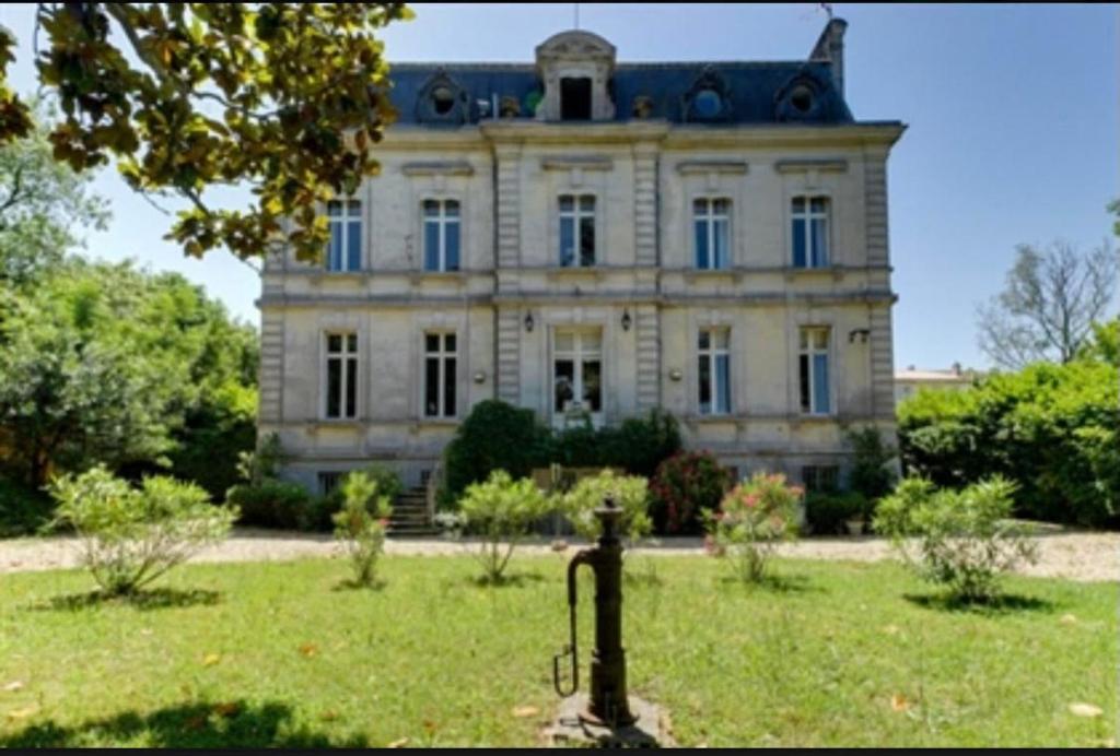 Villa Le Grand Manoir d'Aleksandr 102 Rue de la République, 33230 Saint-Médard-de-Guizières