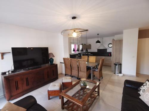 Appartement Le Grandiose, Wifi, TV, Climatisation, Parking, Terrasse Apt B25,  2ème étage 205 Rue Ray Charles Montpellier