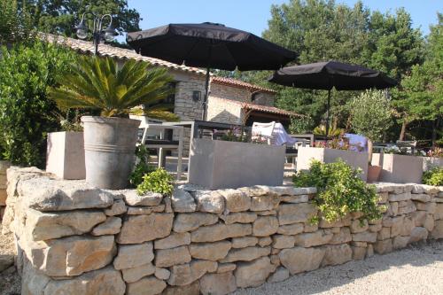 Le Hameau Fleur de Pierres Murs france