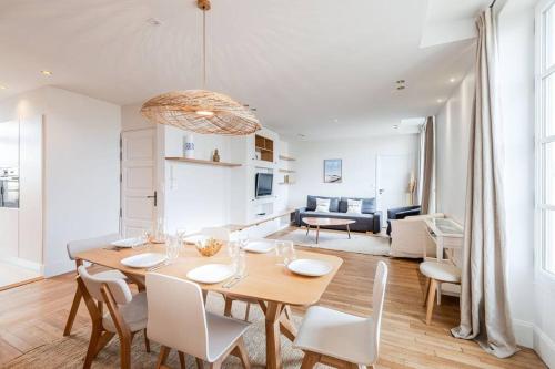 Appartement Le Jacaranda-à 2 min de la plage, Hyper Centre de Dinard, vue mer de la fenêtre 41 Rue du Maréchal Leclerc Dinard