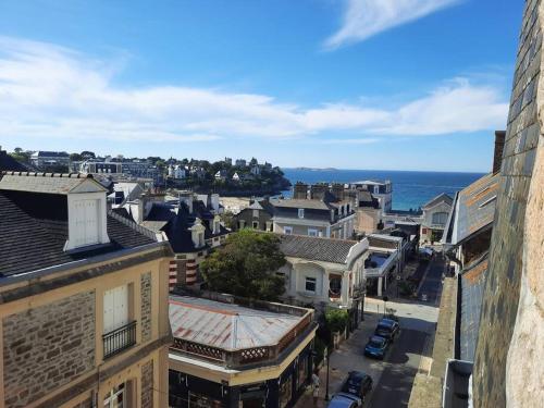 Le Jacaranda-à 2 min de la plage, Hyper Centre de Dinard, vue mer de la fenêtre Dinard france