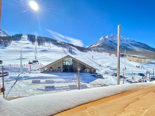 Le Janus, neuf, pied des pistes, grande terrasse, 2 garages et spa Montgenèvre france