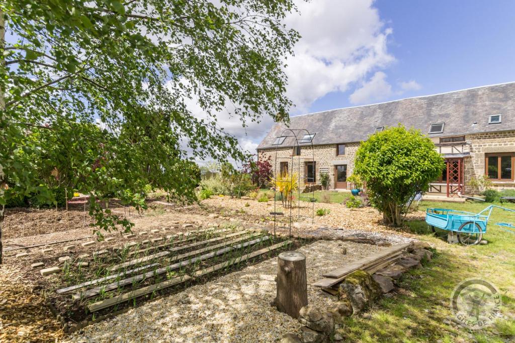 B&B / Chambre d'hôtes Le jardin des fées Le Bois Bunon, 50640 Savigny-le-Vieux