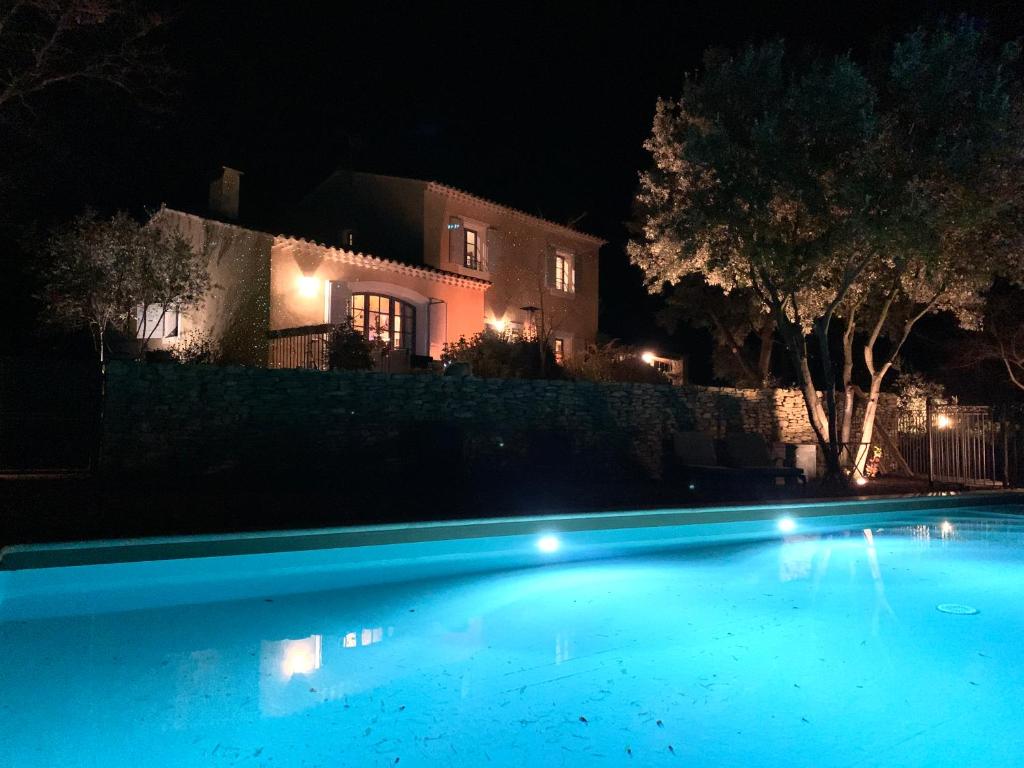 Villa Le jardin sur la colline 85 Chemin de la Traverse, 84800 LʼIsle-sur-la-Sorgue