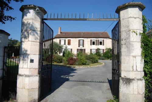 B&B / Chambre d'hôtes Le Logis des Quatre Puits Les Quatre Puits est, D158E1 Route de Martron Neuvicq-Montguyon