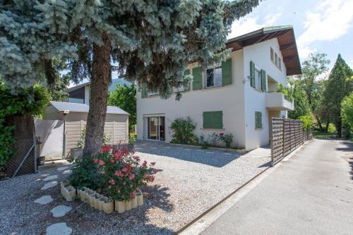 B&B / Chambre d'hôtes Le Lotus Blanc 37B Rue Pasteur Albertville