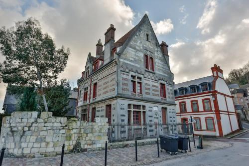 Le Manoir des EMBRUNS 14P - historic center - public parking opposite Honfleur france