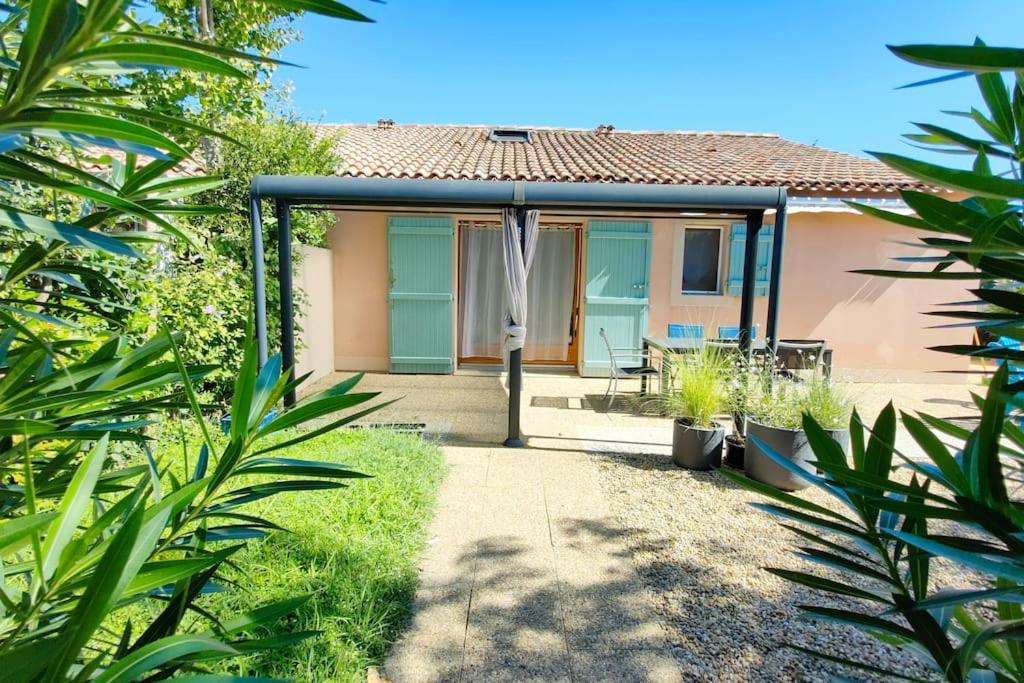 Maison de vacances Le Mazet Camarguais * villa * jardin * terrasse * piscine ( non privée ) 100 Avenue Casimir et Jacques Raynaud, 30220 Saint-Laurent-dʼAigouze