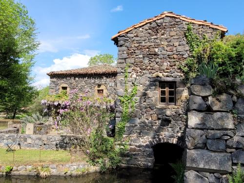 B&B / Chambre d'hôtes le moulin le moulin Saint-Arçons-dʼAllier