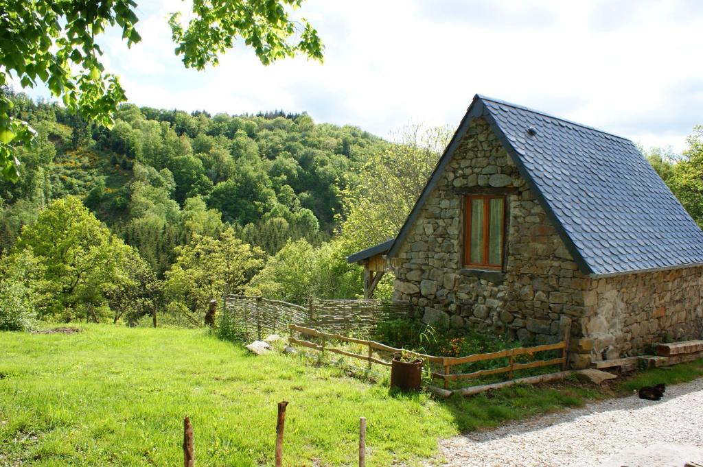 Lodge Le p'tit gîte de Chomet lieu dit Chomet, 63680 La Tour-dʼAuvergne