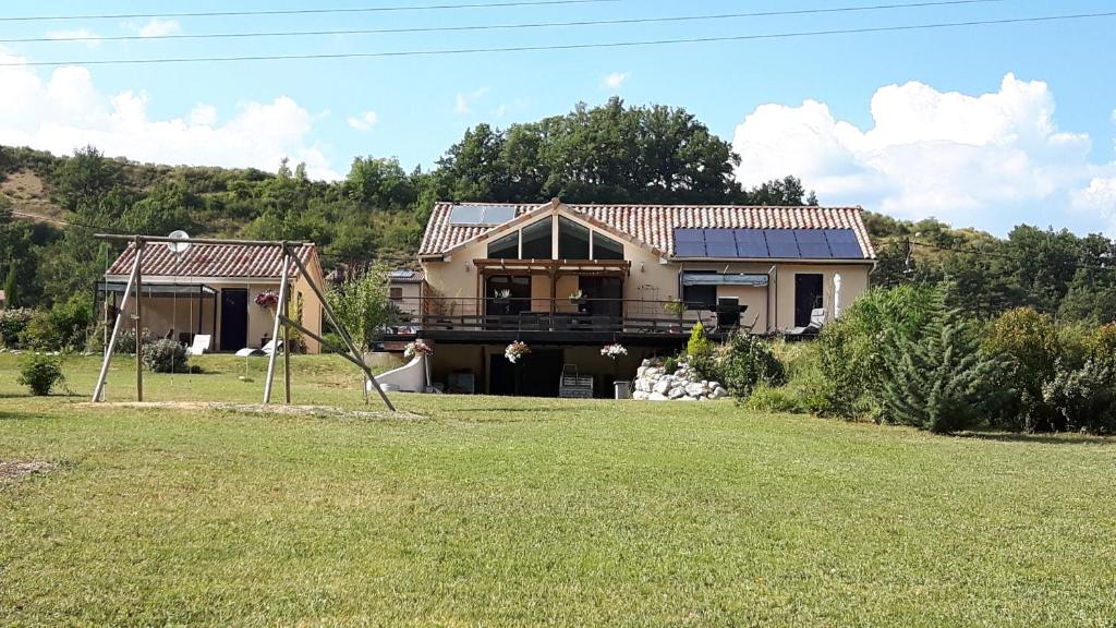 B&B / Chambre d'hôtes Le petit nid douillet route de la tuiliere la Condamine, 05700 Trescléoux