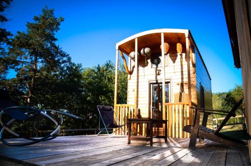 Camping Le Petit Rias en Roulotte, 4 personnes, coin cuisine et cabinet de toilette Le Petit Rias Saint Maurice en Chalencon