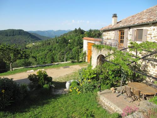 Maisons de vacances Le Petit Rias Gîte Soleil Le Petit Rias Saint Maurice en Chalencon