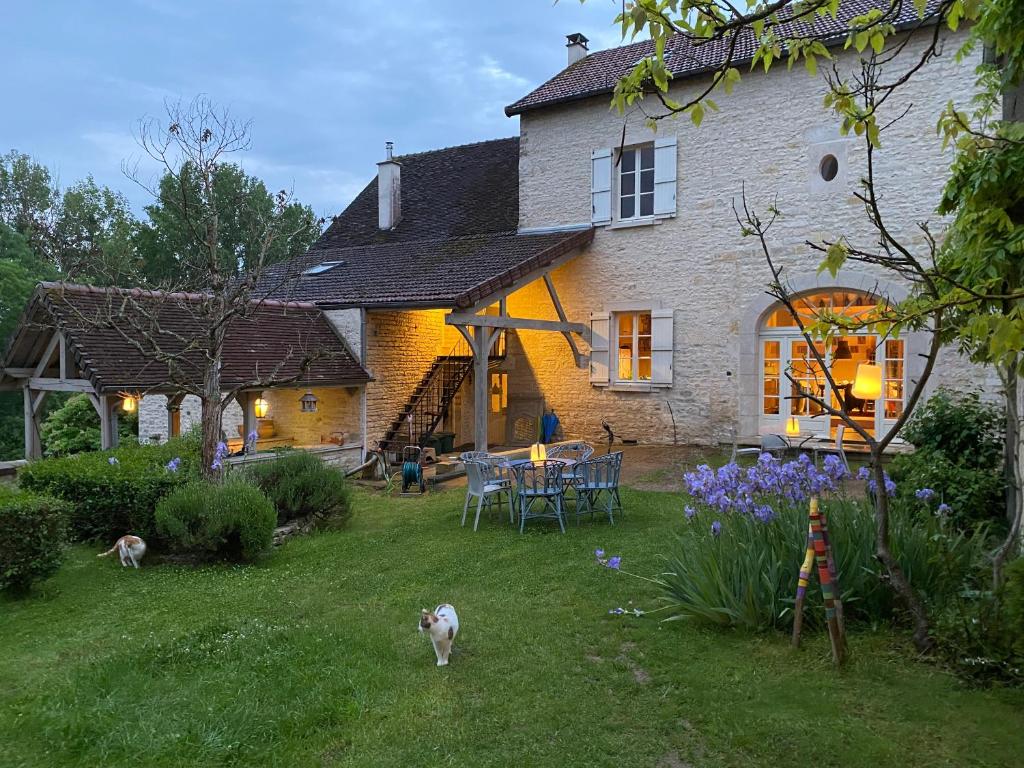 Séjour chez l'habitant Le prieuré de Sainte Vertu 2 Place de l'Église, 89310 Sainte-Vertu