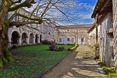 Maison d'hôtes Le prieuré Saint Barthélémy le bourg d'azay 38 rue du prieuré Azay-le-Brûlé