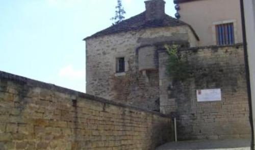 B&B / Chambre d'hôtes Le Puits Fortifié Place de l'Eglise Salives