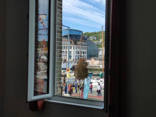 LE REFLET DES VOILES FACE AU PORT DE FECAMP Fécamp france