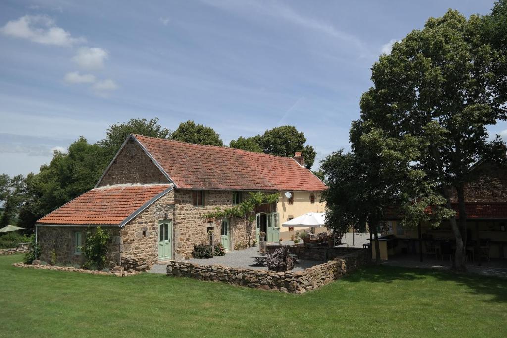 B&B / Chambre d'hôtes Le Relais des Eléphants Colorés Les Guis, 63330 Virlet