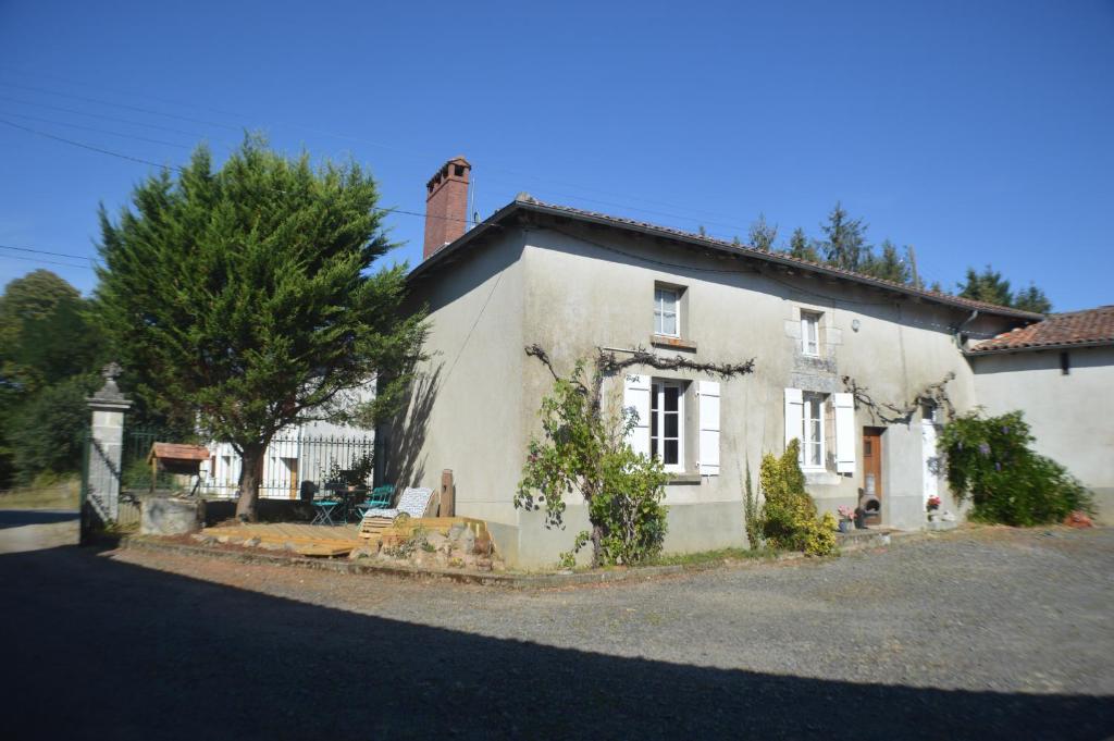 Maison de vacances Le Sanctuaire Des Gardiens 3 Route de Rochechouart, 16150 Chabanais