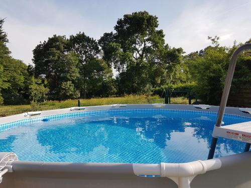 Maison de vacances LE SECRET DU CHEMIN confort, détente et loisirs porte avec la coccinelle à droite dans la cour 72 Chemin du Tonneau Ars-sur-Formans