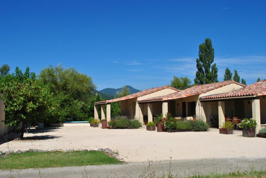 Maisons de vacances Le soleil souriant Cheyres, 07460 Banne