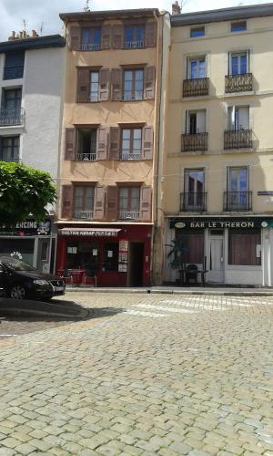 Appartement LE SULTAN DU THERON 1er Etage 77 Rue Chaussade   1e  et  4em Etages Le Puy-en-Velay