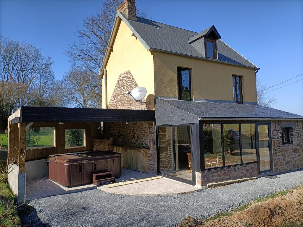 Maison de vacances Le Vérotin, Gîte de charme avec spa La Basserie, 50450 Ver