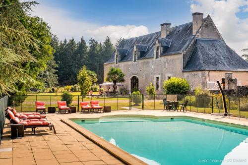 Le vieux château de Hommes Hommes france