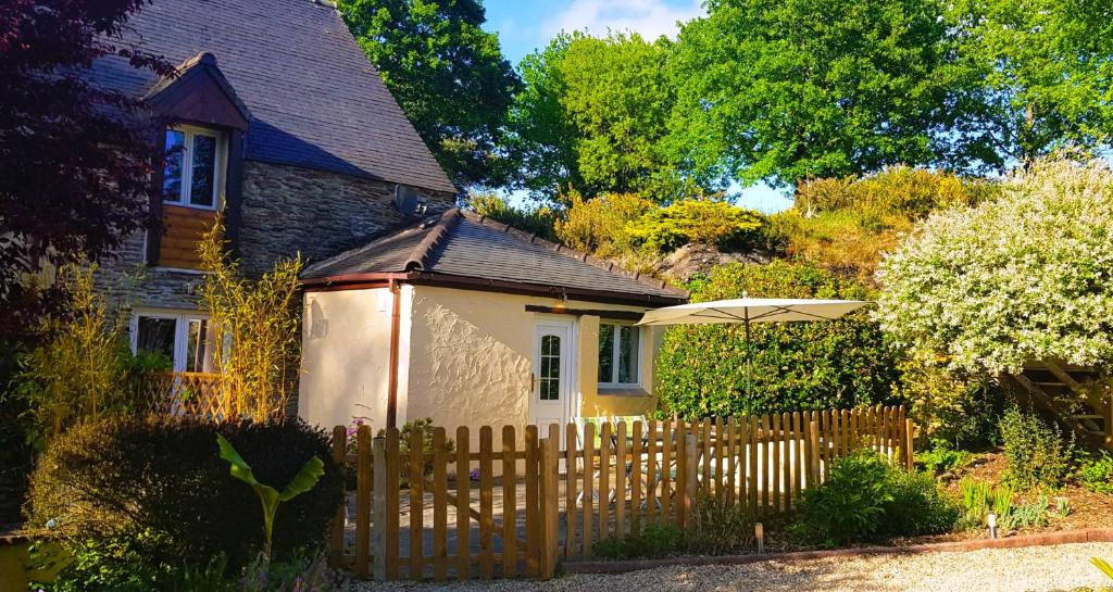 Maison de vacances Le Vieux Moulin Gîtes- Pretty cottage with pool nr Josselin 2 Bisoizon, 56120 Guégon