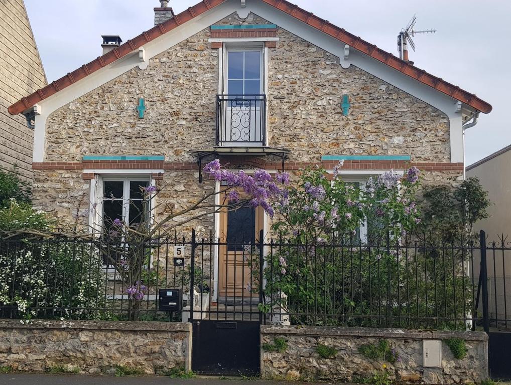 B&B / Chambre d'hôtes Le Vieux Tilleul 5 Rue Waldeck Rousseau, 77360 Vaires-sur-Marne