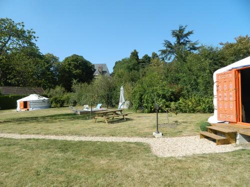 B&B / Chambre d'hôtes Le Village des Templiers La Folie Trie-Château