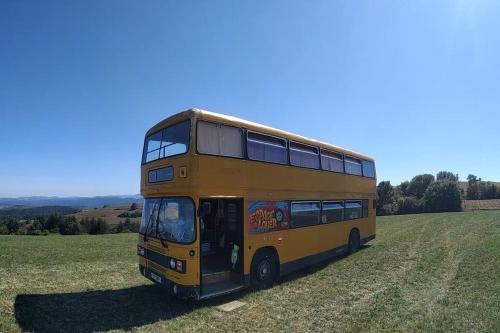 Le YESLOWBUS en fête Carla-Bayle france