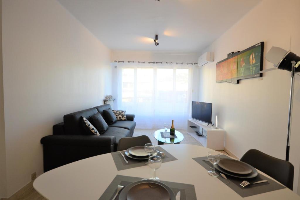 Appartement Lecerf Central - Calme - Terrasse - Wifi - Clim 6eme 11 Rue Lecerf, 06400 Cannes