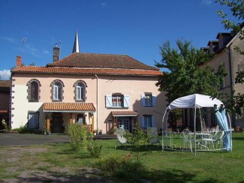 B&B / Chambre d'hôtes Leclosdipontine l'école des demoiselles 1, Rue de l'égalité Pontgibaud