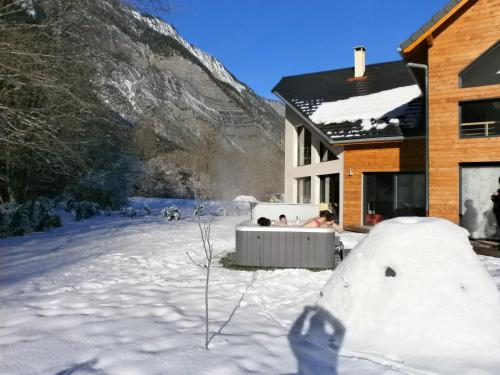 #Lemasdoisans au pied de l'Alpe d'Huez via Bourg d'Oisans L'Etoile des Glaciers Le Bourg-dʼOisans france