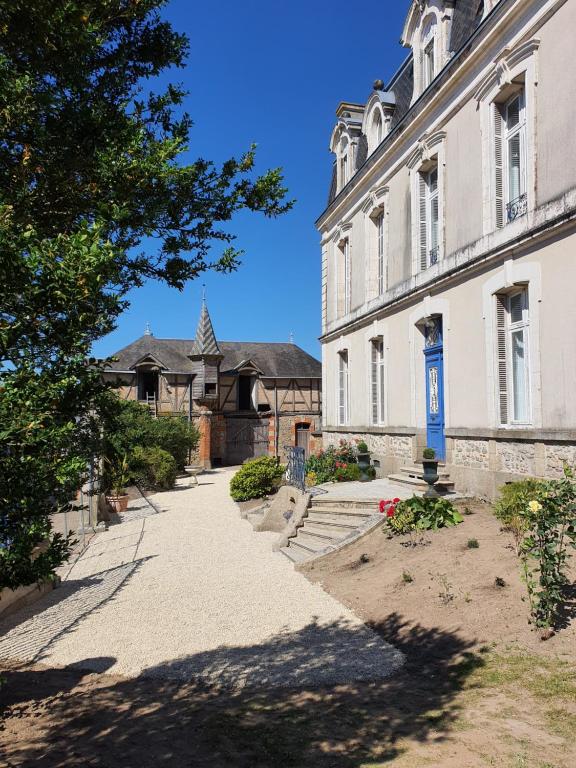 B&B / Chambre d'hôtes LES 5 ESCALES 14 Rue Saint-François, 79200 Parthenay