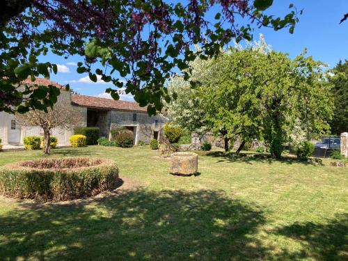 Les Abelins Farmhouse private pool, covered barn Le Mung france