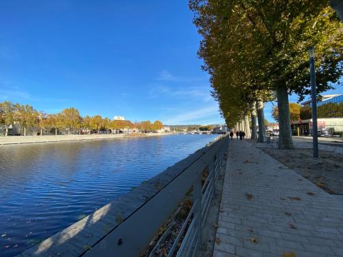 Les Berges du Cher # Centre ville # Parking Privée Montluçon france