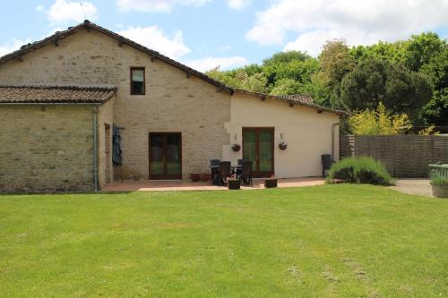 Maisons de vacances Les Cerisiers Gîtes Bourchenin Lezay