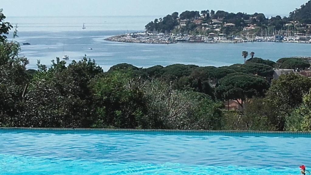 Villa Les Citronniers - Splendide vue mer accès plage à pieds à 5 minutes 25 Lotissement Tai Kih - Allée l’Oreade 64, 83240 Cavalaire-sur-Mer