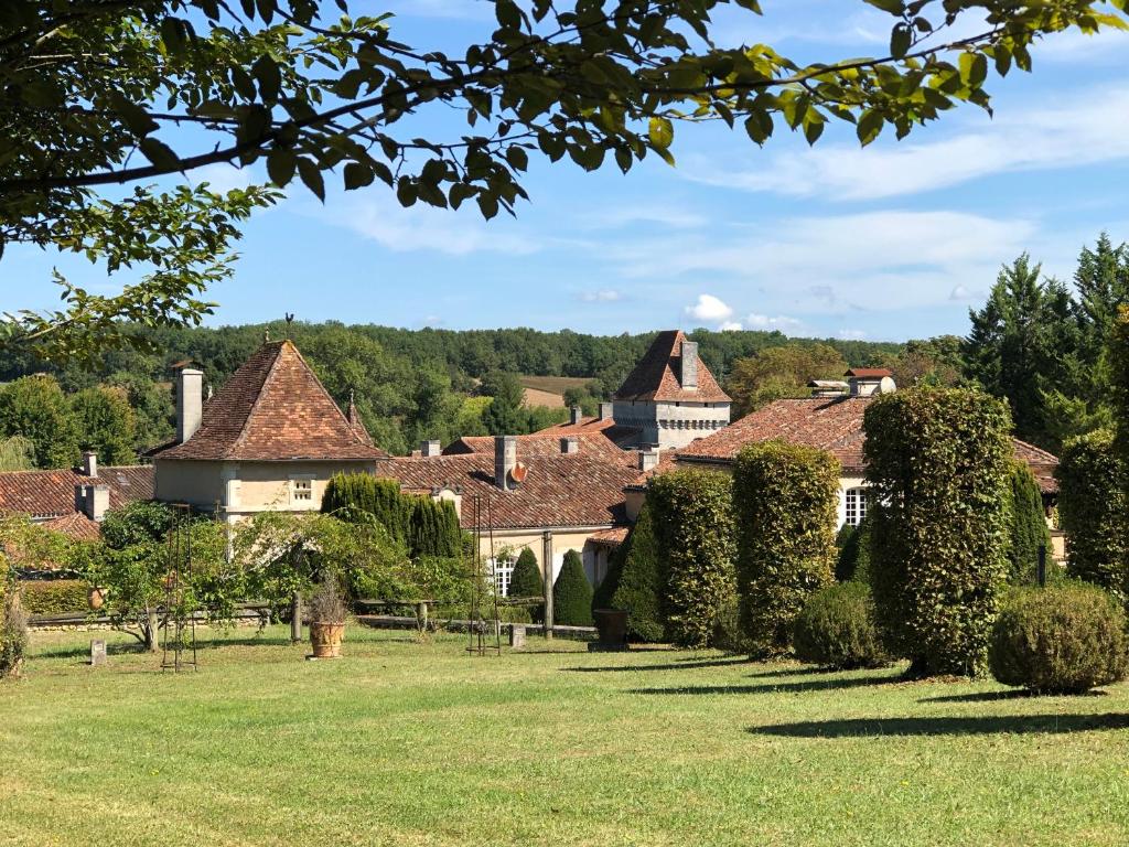 B&B / Chambre d'hôtes Les Deux Colombiers Le Bourg, 24320 Chapdeuil