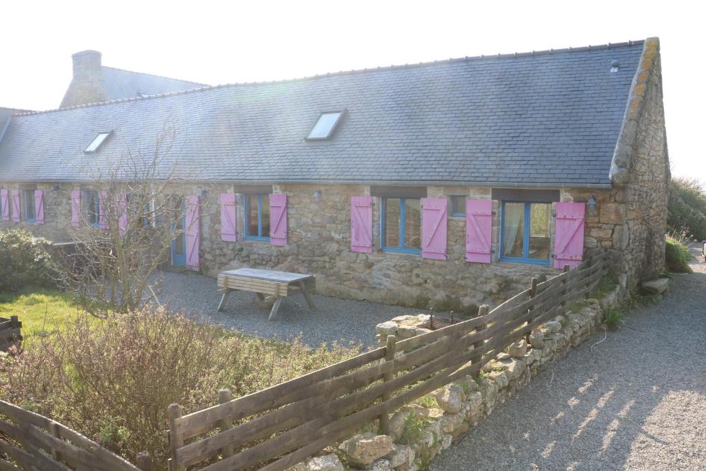 Maisons de vacances Les Gîtes Aux Volets Roses 2 Bédiez, 29840 Landunvez