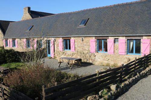 Maisons de vacances Les Gîtes Aux Volets Roses 2 Bédiez Landunvez