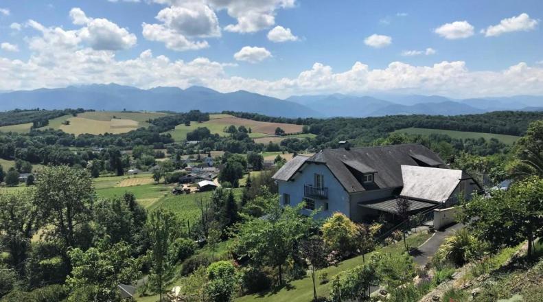 Appartements Les Gîtes de La Maison Bleue d'Estialescq 4 Impasse des Crêtes, 64290 Estialescq