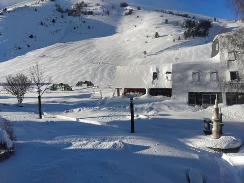 Les Gourgs Blancs - Val Louron, vue sur pistes Génos france