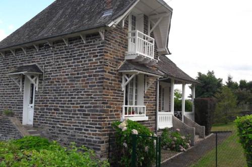 Maison de vacances LES HORTENSIAS Spacieuse Maison en ardoise du pays FIBRE 85 La Beaudelie le saillant 2772 rue de la Vézère Voutezac